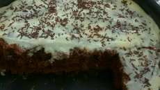 Bolo de chocolate com cobertura branca