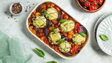 Trouxas de abobrinha com requeijão e tomate