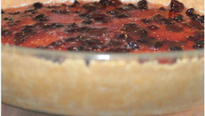 Cheesecake com calda de frutas vermelhas