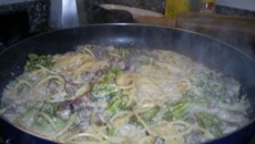 Macarrão com brócolis e picanha ao molho branco