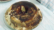 Pudim de sorvete com calda de chocolate