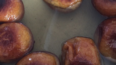 Gulab Jamun (bolinho de leite indiano, mergulhado em água de rosas)