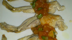 Rã frita ao molho de tomate