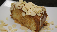 Bolo molhadinho de doce de leite