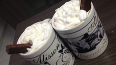 Chocolate quente com leite condensado e creme de leite