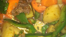 Acém com legumes na panela de pressão