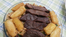 Baião de dois com carne seca e mandioca