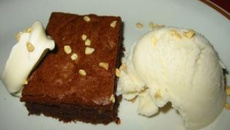 Bolo suíço com sorvete de creme