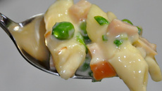 Penne ao requeijão e peito de peru