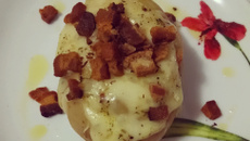 Batata recheada com bacon e queijo