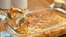 Lasanha de carne moida com queijo e presunto