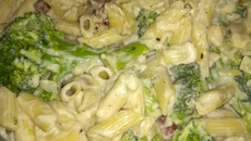 Macarrão com brócolis e molho branco