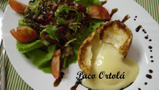 Queijo camembert com mix de folhas