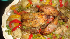 Frango assado com batatas e ervilhas