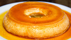 Pudim de leite condensado na boca do fogão