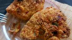 Sobrecoxa de frango empanada em tortilha chips