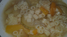 Sopa de miojo com abobrinha e pimentão