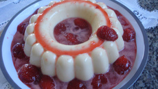 Sobremesa de Maria-mole com calda de morango