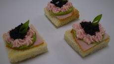 Canapé de lombo, abobrinha, queijo gouda e caviar