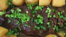 Fraldinha na cerveja com batatas