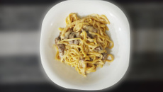 Espaguete com molho branco e maminha