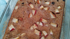 Bolo fit de banana, maçã e uva passas