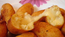 Bolinho de mandioca recheado com queijo