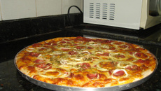 Pizza com calabresa, cebola, alho e pimentão