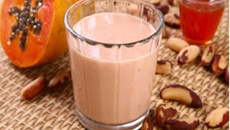 Vitamina de mamão papaia e castanha-do-pará