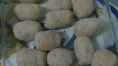 Salsicha empanada com massa de mandioca