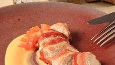 Peito de frango lardeado com bacon