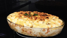 Macarrão com frango ao molho branco gratinado