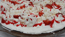 Torta de morango com suspiros