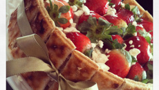 Bolo de morangos e suspiros