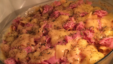 Macarrão penne ao molho branco com queijo e vermelho