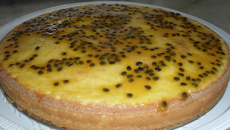 Bolo de maracujá com calda de maracujá