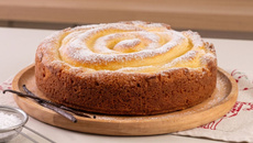 Bolo sonho com massa fofinha como uma nuvem e creme de baunilha aveludado