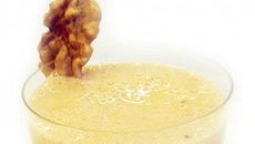 Vitamina de cereais com mel e nozes