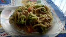 Macarrão alho e óleo com atum, brócolis e tomate cereja.