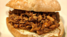 Sanduíche de porco agridoce (Pulled Pork)