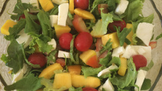 Salada de rúcula com manga e tomate cereja