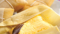 Pamonha com queijo coalho e alecrim