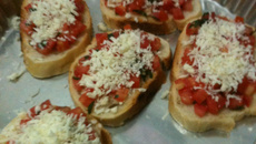 Bruschetta de tomate com manjericão