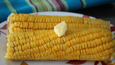 Milho-verde cozido no micro-ondas