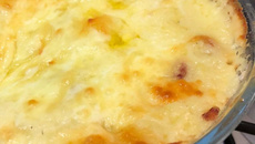 Purê de batatas gratinado com bacon