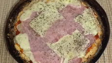 Pizza de presunto com mussarela
