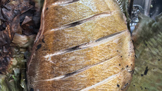 Tambaqui na churrasqueira com folha de bananeira 