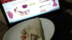 Tapioca com creme de coco e morango