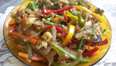 Lombo de porco com legumes em tiras