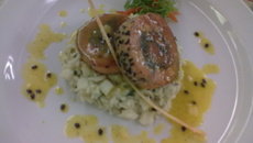 Medalhão de salmão com recheio de rúcula e tomate seco acompanhado de risoto de palmito de queijo gorgonzola.